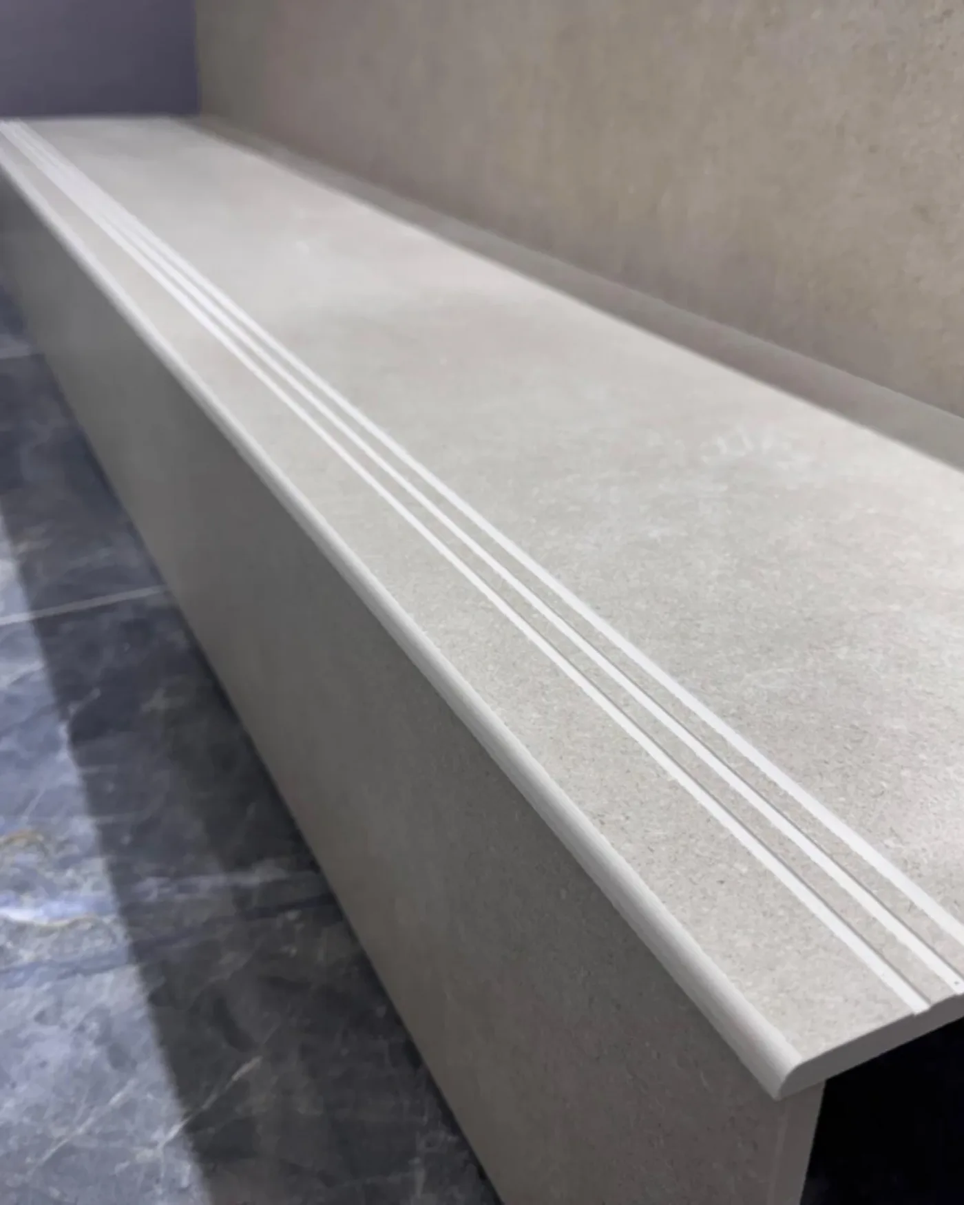 Gri beton görünüm · Yakın plan
